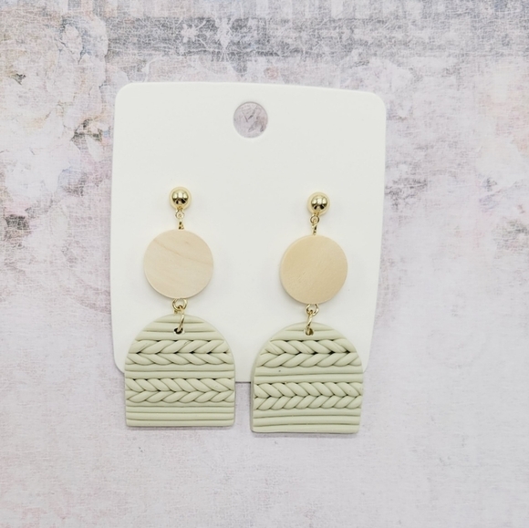 Boho green and cream color Geometric drop medium size earrings - Picture 4 of 5